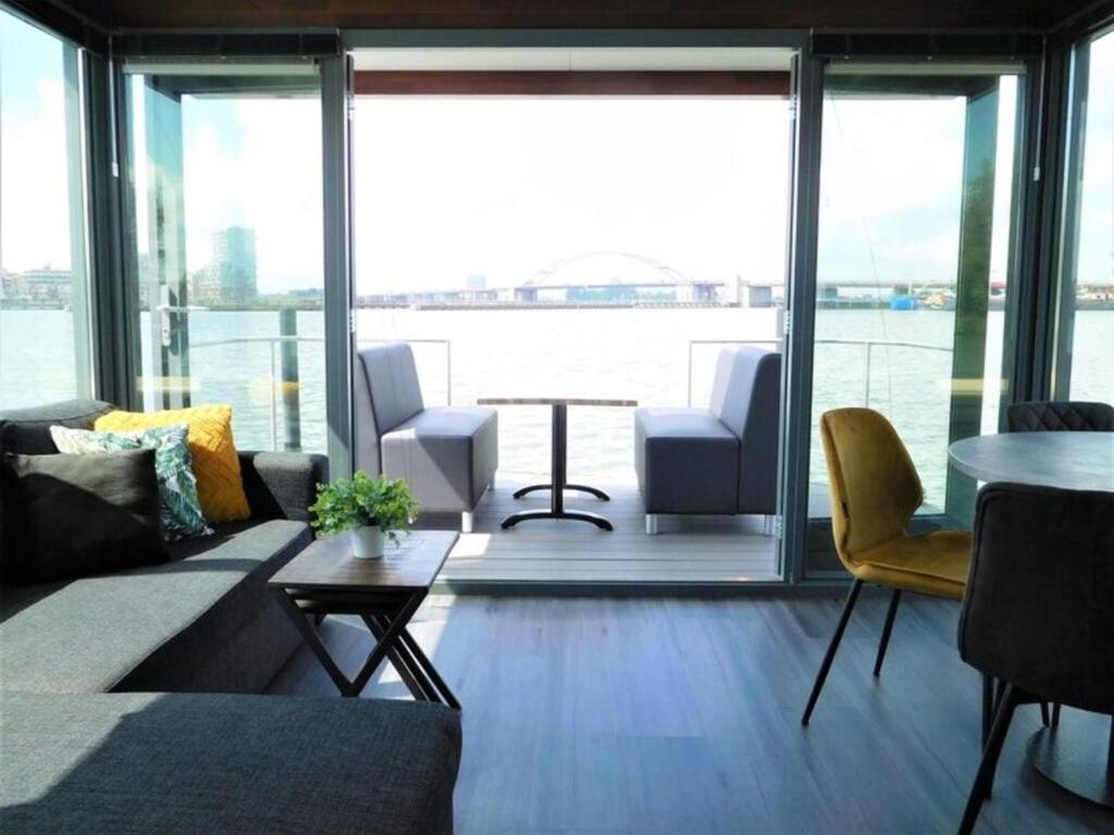 Beautiful Houseboat In The Harbour Of Volendam Near Centre Hotel Exterior photo